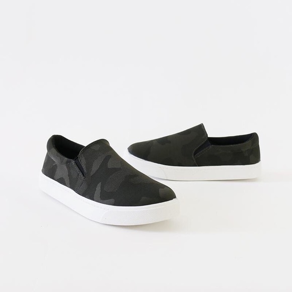 SODA Reign Girls Camo Slip-On Shoes
